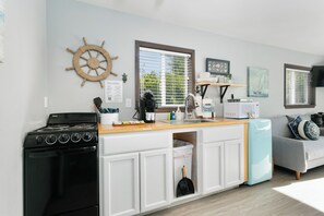 Refrigerador, utensilios de cocina, mesa de comedor