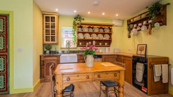 House | Private kitchen | Fridge, microwave, oven, stovetop