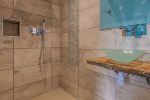 Bathroom - Tredodridge Barn Retreat (Cowbridge)