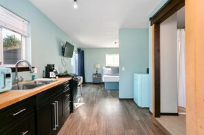 Frigorífic i utensilis de cuina, vaixella i coberteria 