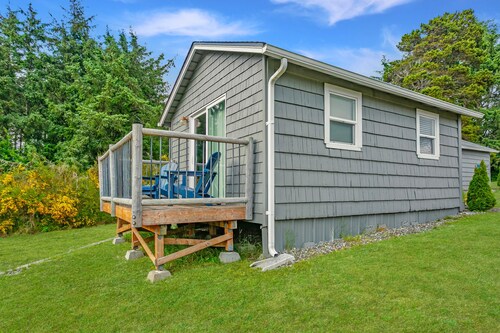 Cottage w/ Sundeck near Beach | WiFi