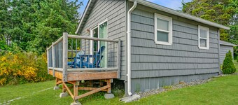 Cottage w/ Sundeck near Beach | WiFi