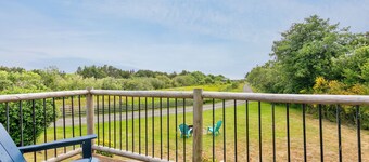 Cottage w/ Sundeck near Beach | WiFi