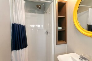 Een douche, handdoeken