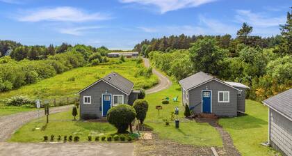Cottage w/ Sundeck near Beach | WiFi