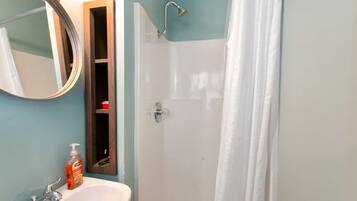 Een douche, handdoeken