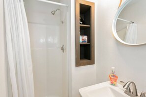 Shower, towels - King Suite | WiFi | Pet-Friendly (Grayland)