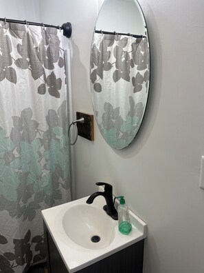 Toallas, jabón, papel de baño 