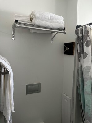 Interior - Charming 2-bedroom house with WiFi, AC in awesome Indianapolis (Indianapolis)