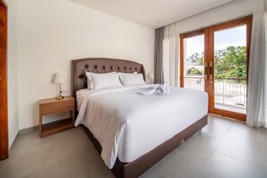 4 bedrooms, in-room safe, desk, iron/ironing board - Villa Melasti Beach - 4 BR and bathrooms with Pool, AC, Cable and Roof Top Bar. (Bali)