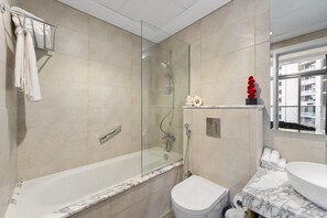 Regadera, tina de hidromasaje, secadora de cabello, bidet 