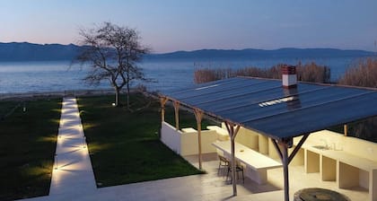 Sea Echoes Villa on the beach, family- and pet-friendly, with garden & BBQ!