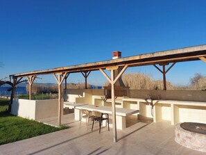 Outdoor dining - Sea Echoes Villa on the beach, family- and pet-friendly, with garden & BBQ! (Artemisio)