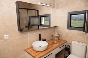 Shower, hair dryer, towels, soap - Sea Echoes Villa on the beach, family- and pet-friendly, with garden & BBQ! (Artemisio)