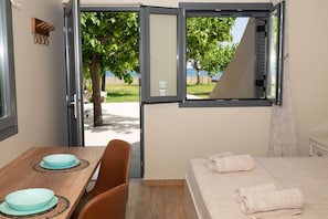 6 bedrooms, iron/ironing board, WiFi, bed sheets