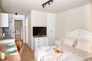 6 bedrooms, iron/ironing board, WiFi, bed sheets - Sea Echoes Villa on the beach, family- and pet-friendly, with garden & BBQ! (Artemisio)