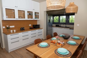 Four à micro-ondes, un four, surface de cuisson, lave-vaisselle