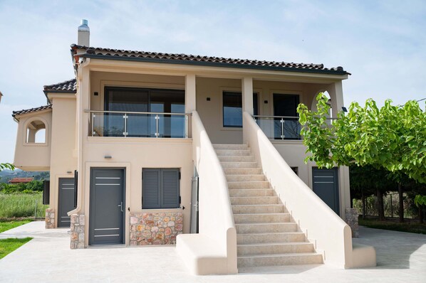 Exterior - Sea Echoes Villa on the beach, family- and pet-friendly, with garden & BBQ! (Artemisio)