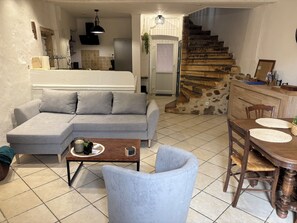 Een smart-tv en boeken