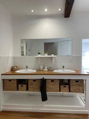 Een haardroger, handdoeken, zeep, shampoo