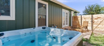 Round Rock Retreat: Near Downtown RR Kalahari Lodge Card Club Hot tub Game Room