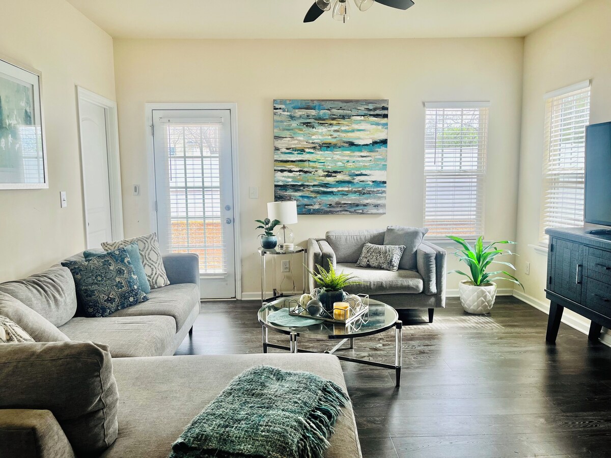 Cozy 3BR Near Uptown, Carowinds, South End & Airport– Pool Access