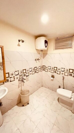 Secadora de cabello, toallas, jabón, papel de baño