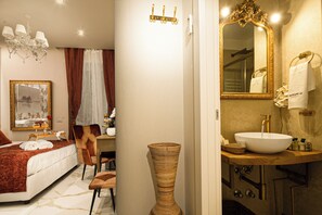 Suite Deluxe, 1 chambre, vue sur la ville | Salle de bain | Douche, douche cascade, articles de toilette griffés, peignoirs