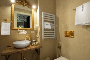 Comfort Suite, Non Smoking, Balcony | Bathroom | Shower, rainfall showerhead, designer toiletries, bathrobes - Vaticano 13 guesthouse (Rome)