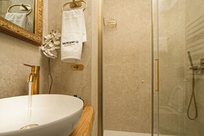 Deluxe Suite, 1 Bedroom, City View | Bathroom | Shower, rainfall showerhead, designer toiletries, bathrobes - Vaticano 13 guesthouse (Rome)