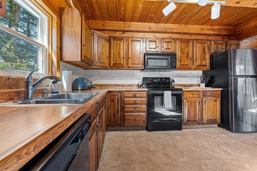Lakefront Log Home | Pedal Boat | Kayaks | AC