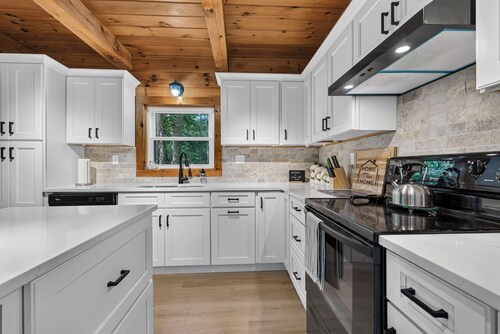 Lakefront Lincoln Log home at Locke Lake Colony Association