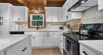 Lakefront Lincoln Log home at Locke Lake Colony Association