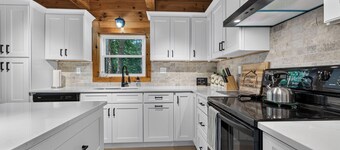 Lakefront Lincoln Log home at Locke Lake Colony Association