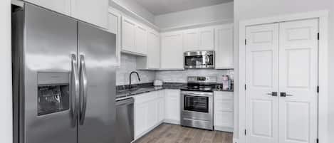 Kylskåp, mikrovågsugn, ugn och spishäll