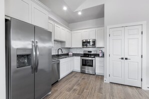 Kühlschrank, Mikrowelle, Ofen, Herdplatte