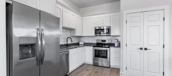 The Rose Haus: Cozy 1-bedroom condo in charming Fredericksburg near Main Street!