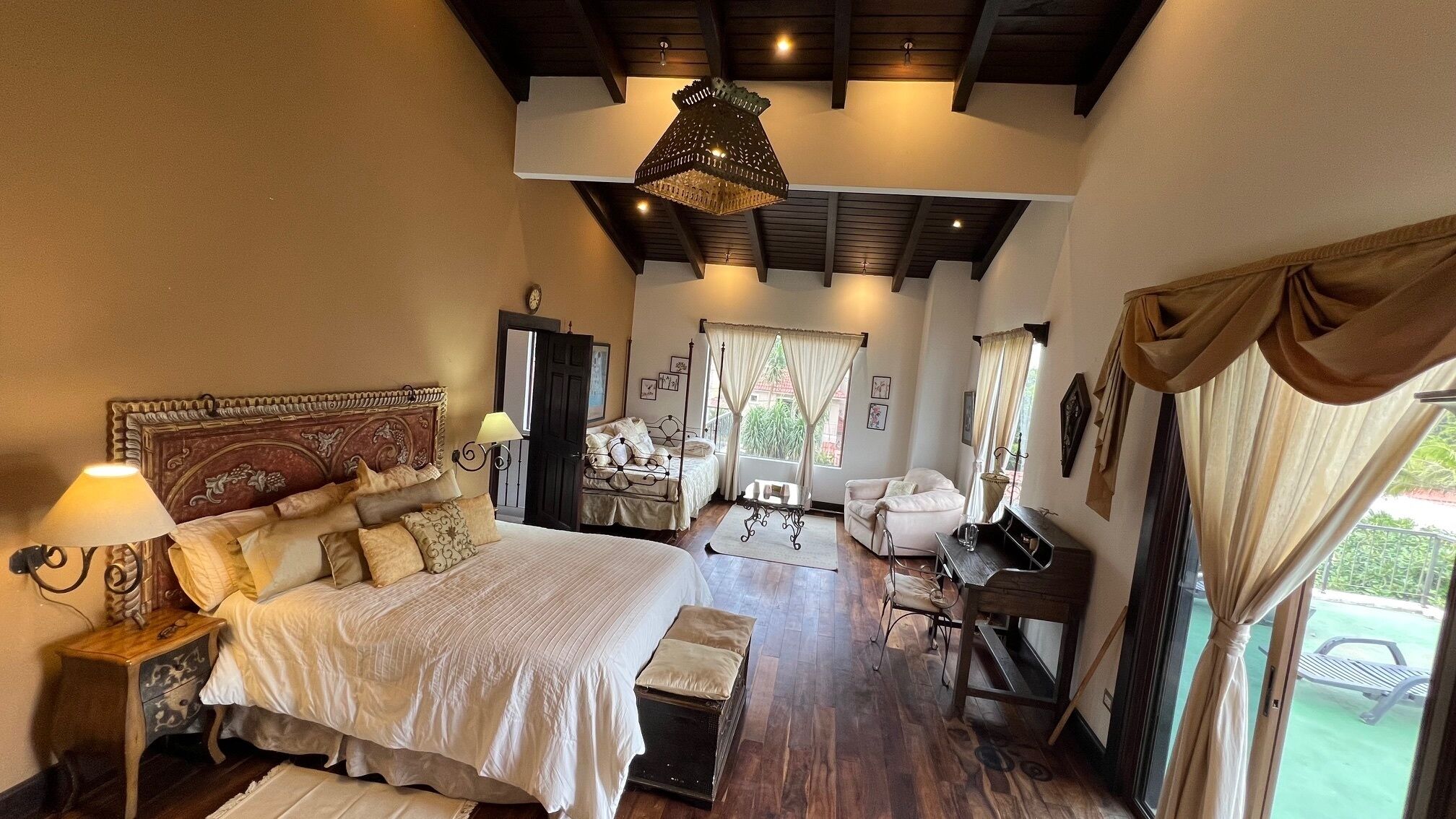 4 bedrooms, in-room safe, desk, iron/ironing board