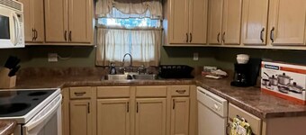 Pink Door Charming 2-bedroom house with WiFi, AC in nice Oneonta, Close to Food