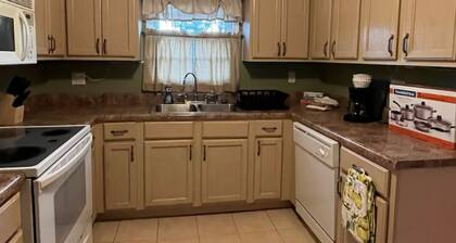 Pink Door Charming 2-bedroom house with WiFi, AC in nice Oneonta, Close to Food