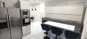 Micro-ondes, four, plaque de cuisson