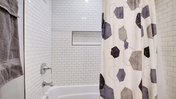 Serviettes fournies, savon, papier toilette