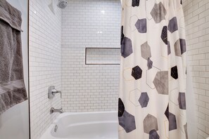 Toallas, jabón, papel de baño