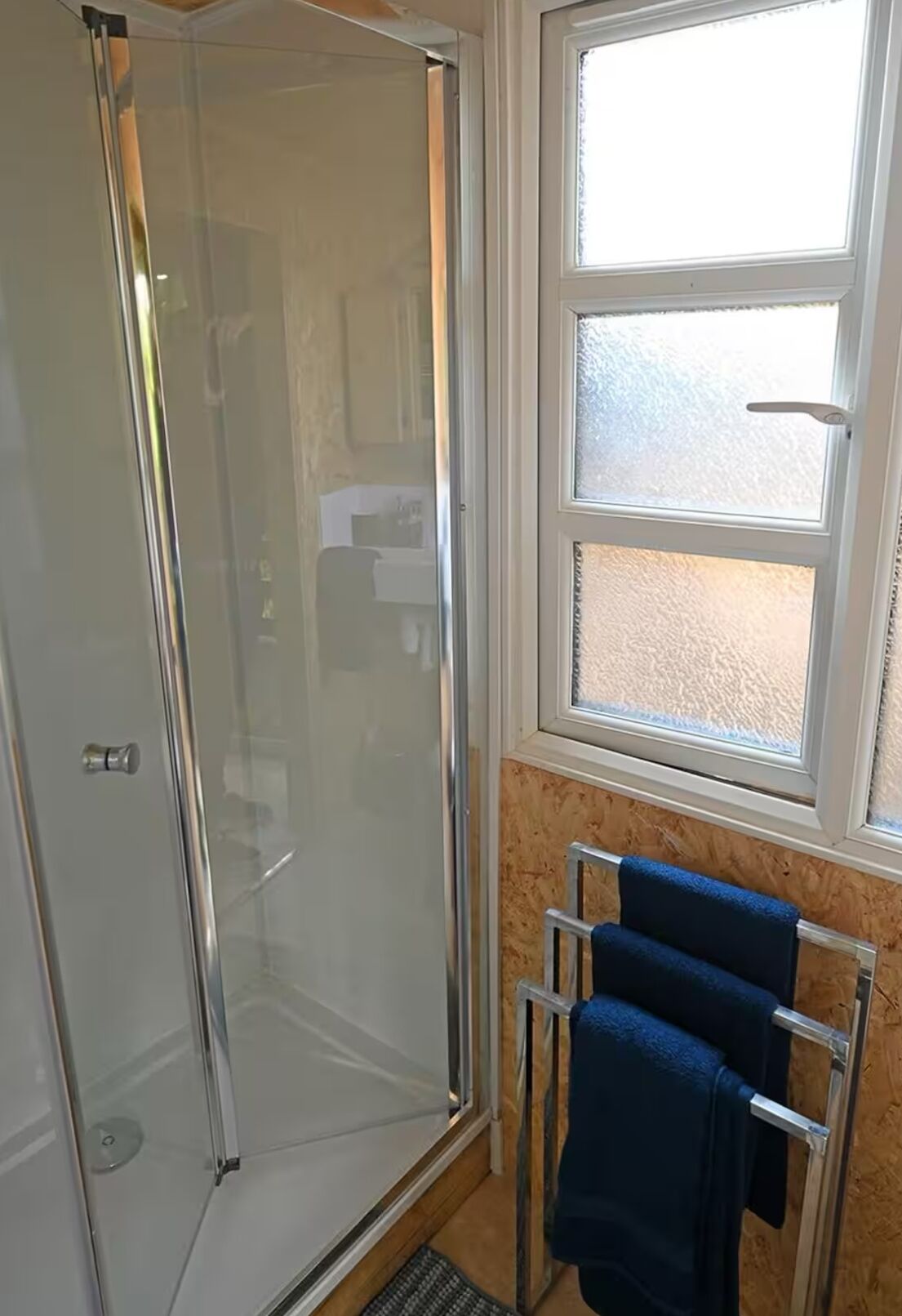 Dusj, håndklær og toalettpapir