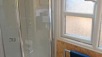 Regadera, toallas, papel de baño