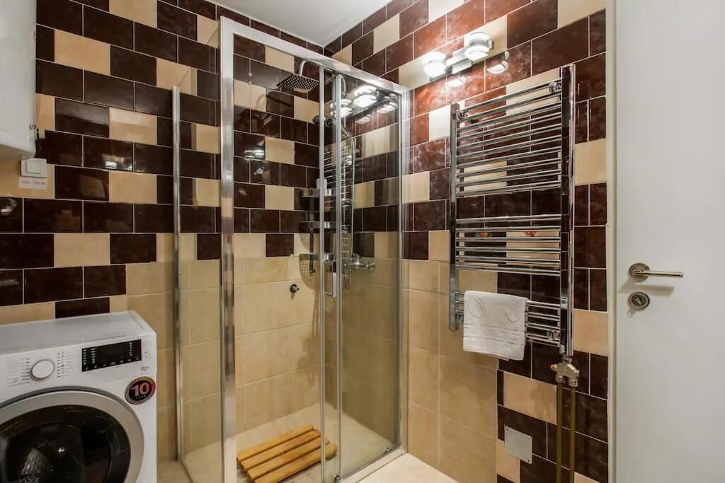 Secador de cabelo, toalhas de banho, sabonete, papel higiênico
