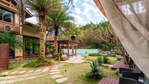 Un resort con piscina, mobiliario exterior y zona cubierta.