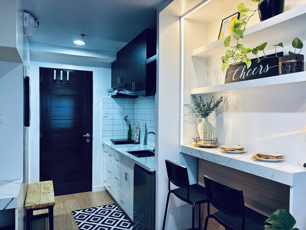 Studio Standard | Coin cuisine privé | Réfrigérateur, micro-ondes, plaque de cuisson, bouilloire électrique