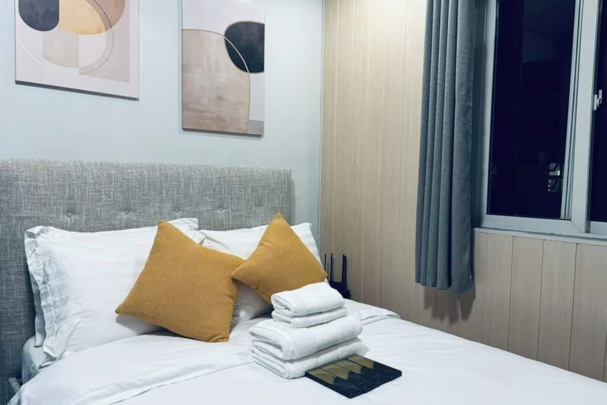 1 Schlafzimmer, hochwertige Bettwaren, Schreibtisch