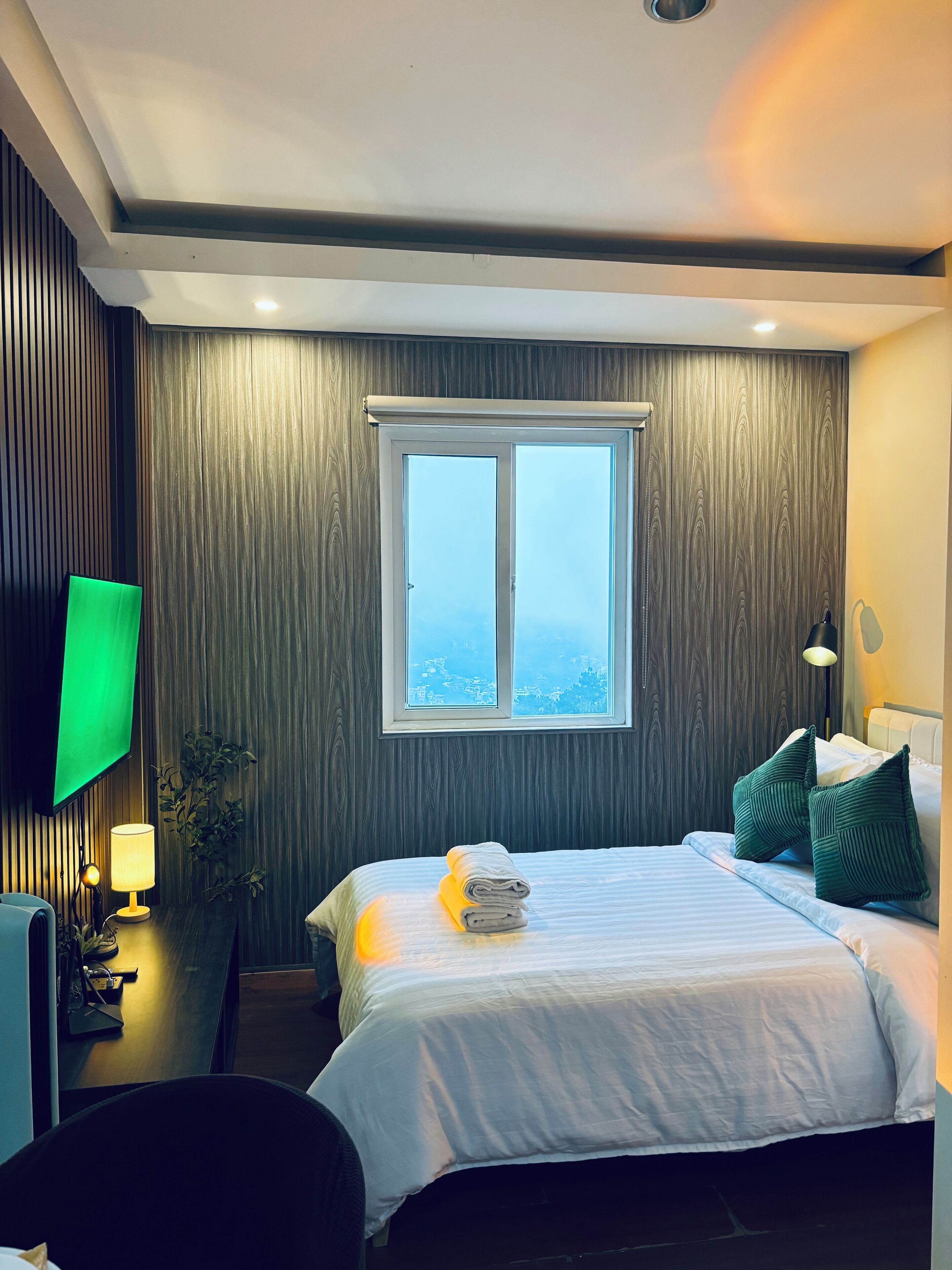 Estudio estándar | Ropa de cama de alta calidad y escritorio